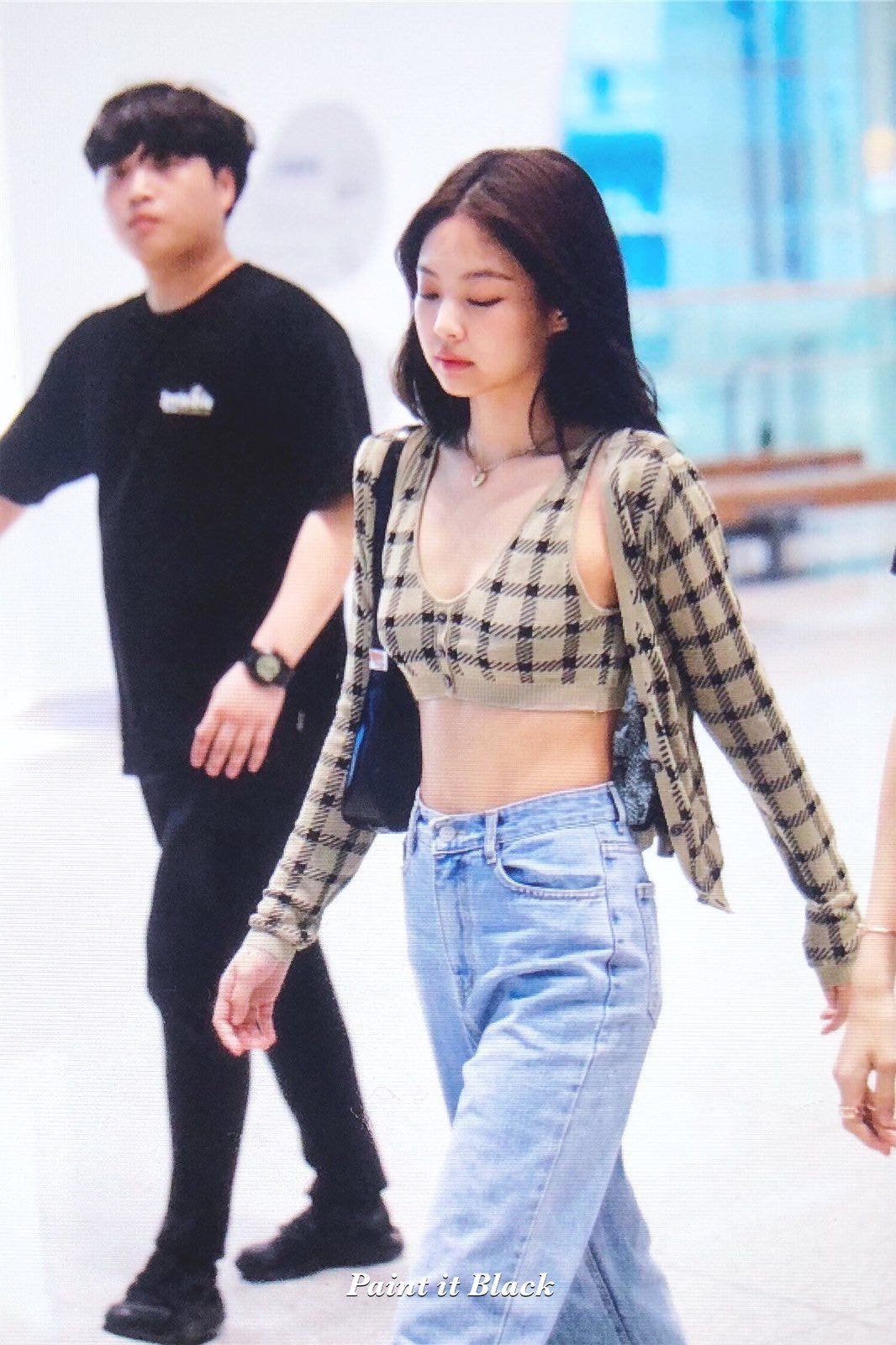 Nữ hoàng sân bay gọi tên BLACKPINK: Jennie khoe vòng 1 sexy quá trời đất, Rosé bùng nổ nhan sắc mặc ảnh chụp vội - Ảnh 2. Nữ hoàng sân bay gọi tên BLACKPINK: Jennie khoe vòng 1 sexy quá trời đất, Rosé bùng nổ nhan sắc mặc ảnh chụp vội - Ảnh 2.