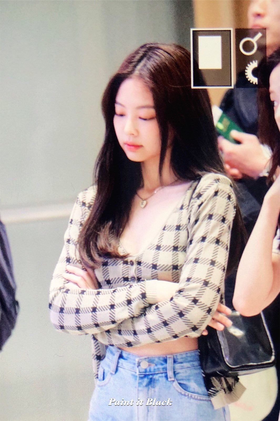Nữ hoàng sân bay gọi tên BLACKPINK: Jennie khoe vòng 1 sexy quá trời đất, Rosé bùng nổ nhan sắc mặc ảnh chụp vội - Ảnh 3. Nữ hoàng sân bay gọi tên BLACKPINK: Jennie khoe vòng 1 sexy quá trời đất, Rosé bùng nổ nhan sắc mặc ảnh chụp vội - Ảnh 3.