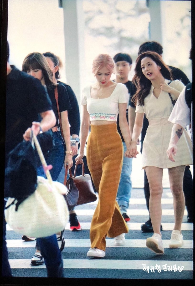 Nữ hoàng sân bay gọi tên BLACKPINK: Jennie khoe vòng 1 sexy quá trời đất, Rosé bùng nổ nhan sắc mặc ảnh chụp vội - Ảnh 6. Nữ hoàng sân bay gọi tên BLACKPINK: Jennie khoe vòng 1 sexy quá trời đất, Rosé bùng nổ nhan sắc mặc ảnh chụp vội - Ảnh 6.