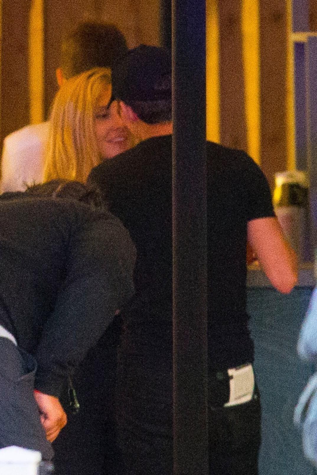 Spider-Man Tom Holland was caught in close contact with strange girls, but why are two younger older people different from their mothers? - Picture 4. Spider-Man Tom Holland was caught in close contact with strange girls, but why are two younger older people different from their mothers? - Picture 4.