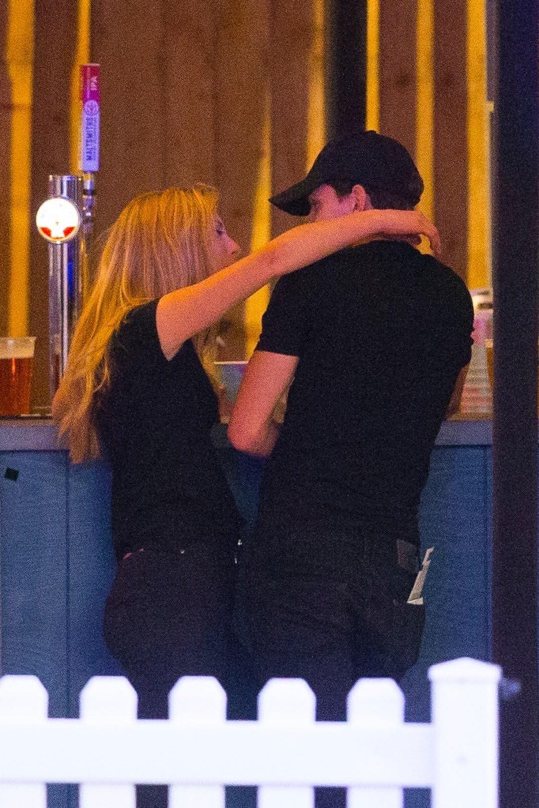 Spider-Man Tom Holland was caught in close contact with strange girls, but why are two younger older people different from their mothers? - Picture 3. Spider-Man Tom Holland was caught in close contact with strange girls, but why are two younger older people different from their mothers? - Picture 3.