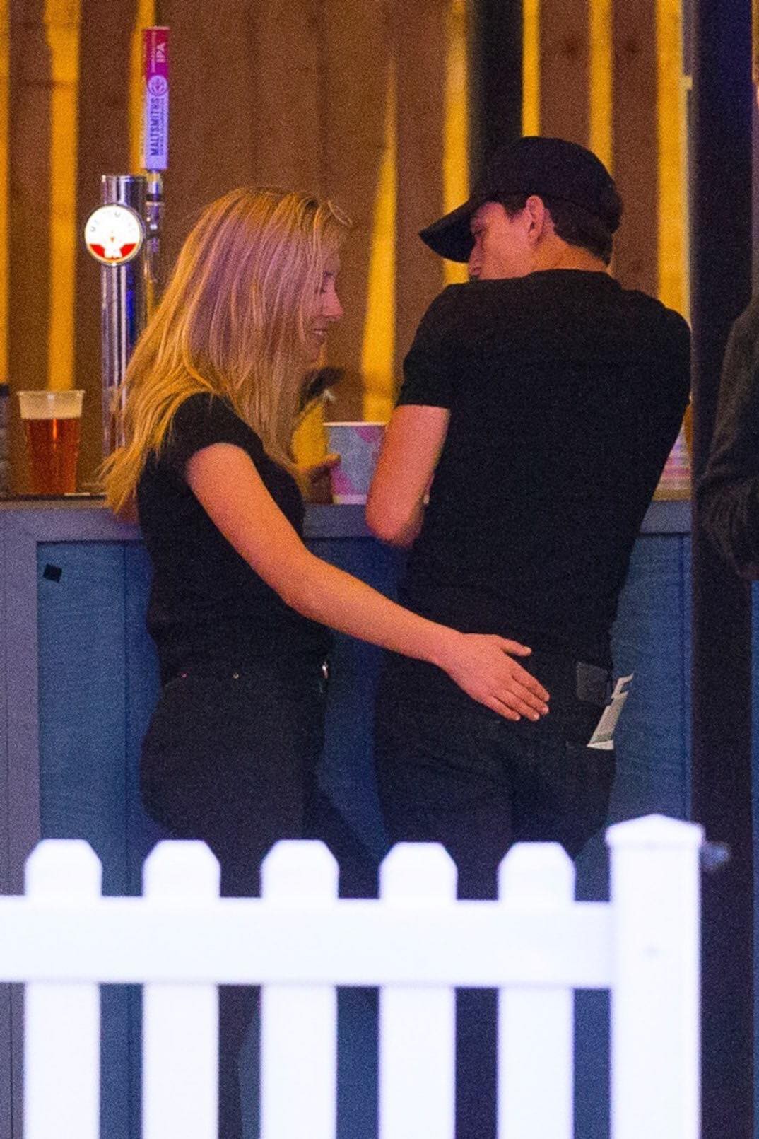 Spider-Man Tom Holland was caught in close contact with strange girls, but why are two younger older people different from their mothers? - Picture 2. Spider-Man Tom Holland was caught in close contact with strange girls, but why are two younger older people different from their mothers? - Picture 2.