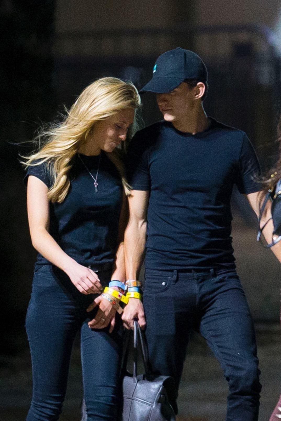 Spider-Man Tom Holland was caught in close contact with strange girls, but why are two younger older people different from their mothers? - Picture 8. Spider-Man Tom Holland was caught in close contact with strange girls, but why are two younger older people different from their mothers? - Picture 8.