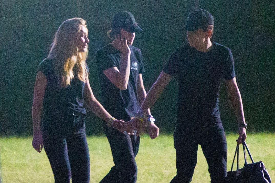 Spider-Man Tom Holland was caught in close contact with strange girls, but why are two younger older people different from their mothers? - Picture 7. Spider-Man Tom Holland was caught in close contact with strange girls, but why are two younger older people different from their mothers? - Picture 7.