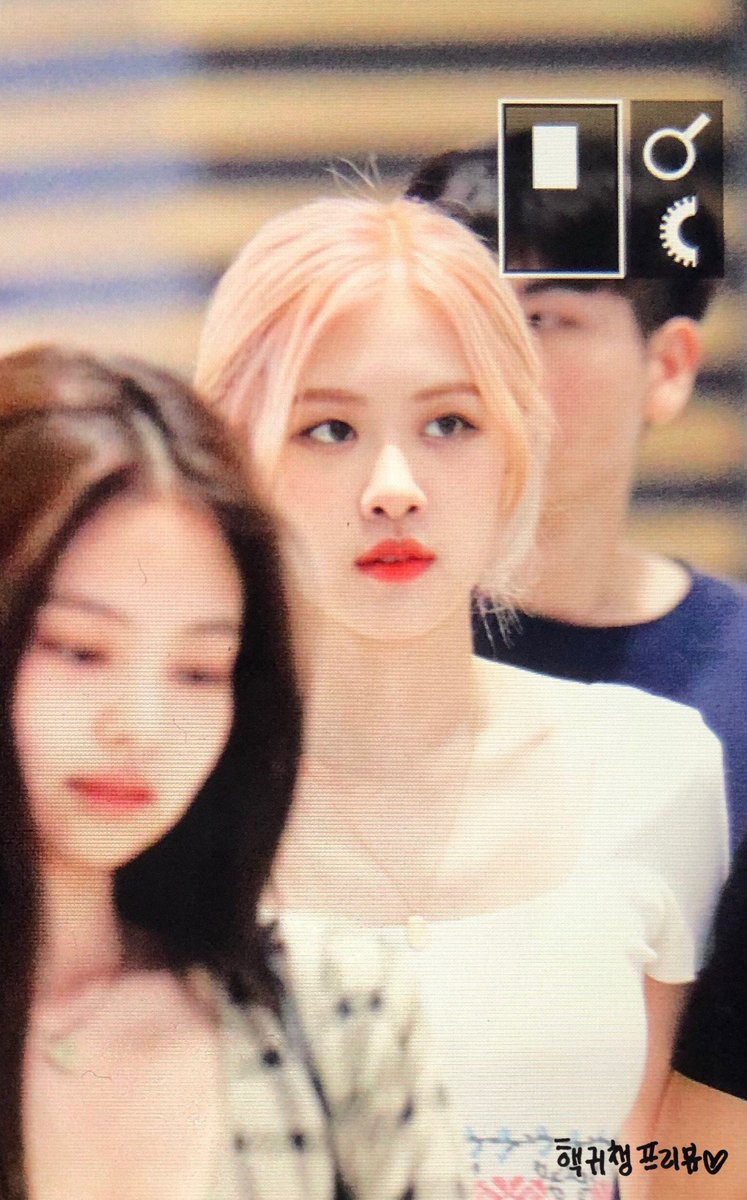 Nữ hoàng sân bay gọi tên BLACKPINK: Jennie khoe vòng 1 sexy quá trời đất, Rosé bùng nổ nhan sắc mặc ảnh chụp vội - Ảnh 9. Nữ hoàng sân bay gọi tên BLACKPINK: Jennie khoe vòng 1 sexy quá trời đất, Rosé bùng nổ nhan sắc mặc ảnh chụp vội - Ảnh 9.