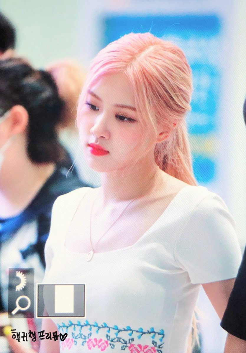 Nữ hoàng sân bay gọi tên BLACKPINK: Jennie khoe vòng 1 sexy quá trời đất, Rosé bùng nổ nhan sắc mặc ảnh chụp vội - Ảnh 10. Nữ hoàng sân bay gọi tên BLACKPINK: Jennie khoe vòng 1 sexy quá trời đất, Rosé bùng nổ nhan sắc mặc ảnh chụp vội - Ảnh 10.