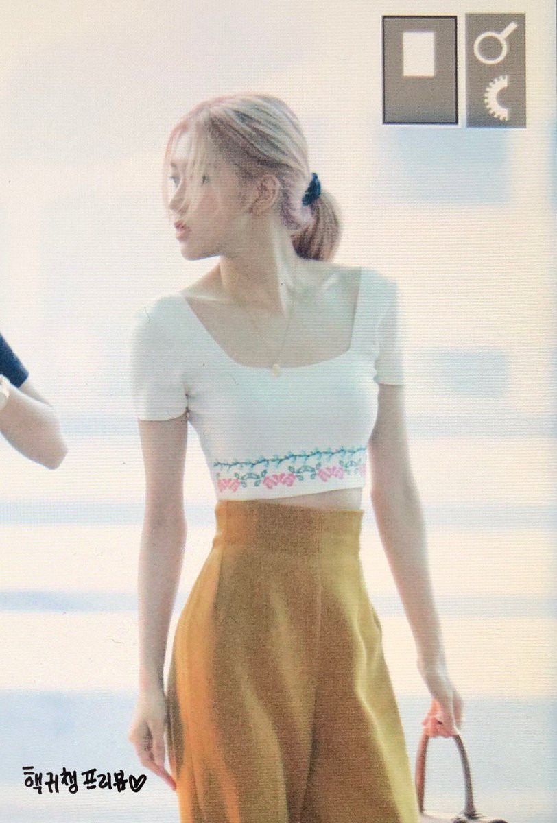 Nữ hoàng sân bay gọi tên BLACKPINK: Jennie khoe vòng 1 sexy quá trời đất, Rosé bùng nổ nhan sắc mặc ảnh chụp vội - Ảnh 7. Nữ hoàng sân bay gọi tên BLACKPINK: Jennie khoe vòng 1 sexy quá trời đất, Rosé bùng nổ nhan sắc mặc ảnh chụp vội - Ảnh 7.