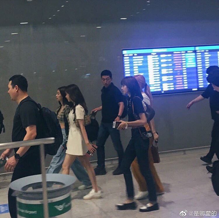 Nữ hoàng sân bay gọi tên BLACKPINK: Jennie khoe vòng 1 sexy quá trời đất, Rosé bùng nổ nhan sắc mặc ảnh chụp vội - Ảnh 14. Nữ hoàng sân bay gọi tên BLACKPINK: Jennie khoe vòng 1 sexy quá trời đất, Rosé bùng nổ nhan sắc mặc ảnh chụp vội - Ảnh 14.
