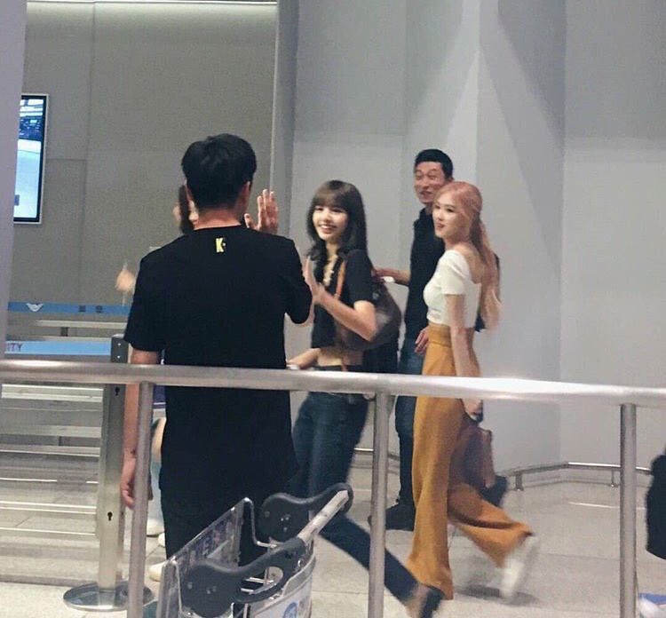 Nữ hoàng sân bay gọi tên BLACKPINK: Jennie khoe vòng 1 sexy quá trời đất, Rosé bùng nổ nhan sắc mặc ảnh chụp vội - Ảnh 15. Nữ hoàng sân bay gọi tên BLACKPINK: Jennie khoe vòng 1 sexy quá trời đất, Rosé bùng nổ nhan sắc mặc ảnh chụp vội - Ảnh 15.