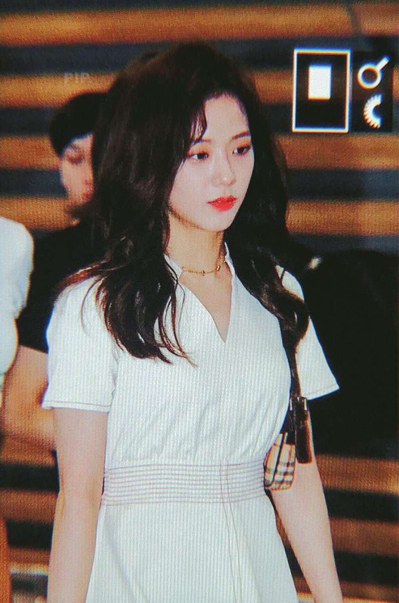 Nữ hoàng sân bay gọi tên BLACKPINK: Jennie khoe vòng 1 sexy quá trời đất, Rosé bùng nổ nhan sắc mặc ảnh chụp vội - Ảnh 11. Nữ hoàng sân bay gọi tên BLACKPINK: Jennie khoe vòng 1 sexy quá trời đất, Rosé bùng nổ nhan sắc mặc ảnh chụp vội - Ảnh 11.