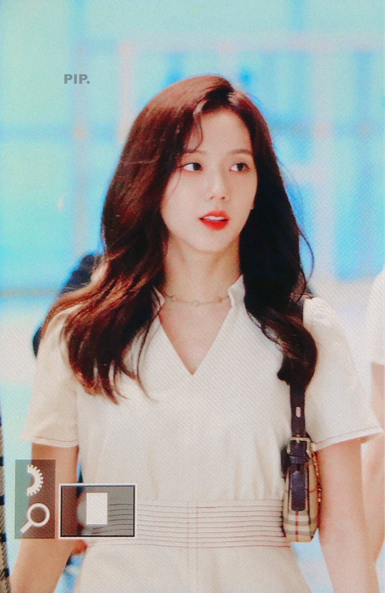 Nữ hoàng sân bay gọi tên BLACKPINK: Jennie khoe vòng 1 sexy quá trời đất, Rosé bùng nổ nhan sắc mặc ảnh chụp vội - Ảnh 12. Nữ hoàng sân bay gọi tên BLACKPINK: Jennie khoe vòng 1 sexy quá trời đất, Rosé bùng nổ nhan sắc mặc ảnh chụp vội - Ảnh 12.