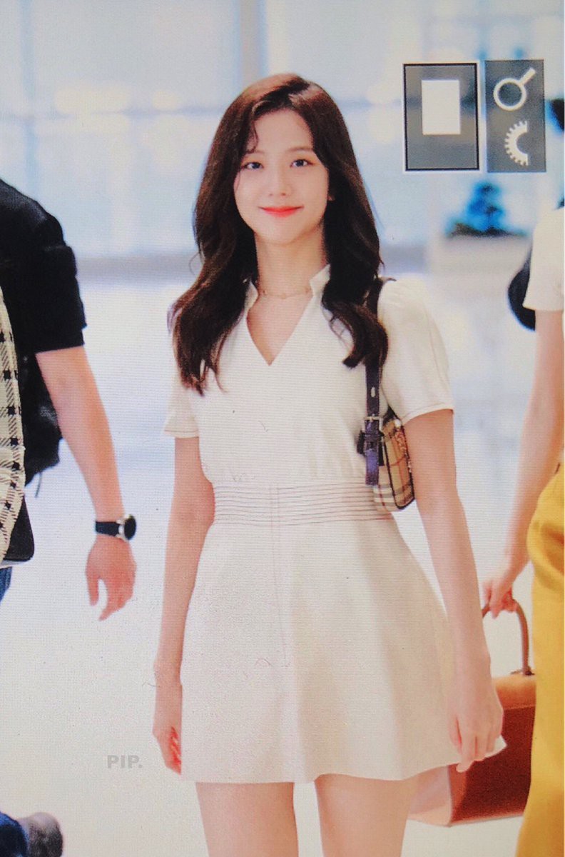 Nữ hoàng sân bay gọi tên BLACKPINK: Jennie khoe vòng 1 sexy quá trời đất, Rosé bùng nổ nhan sắc mặc ảnh chụp vội - Ảnh 13. Nữ hoàng sân bay gọi tên BLACKPINK: Jennie khoe vòng 1 sexy quá trời đất, Rosé bùng nổ nhan sắc mặc ảnh chụp vội - Ảnh 13.