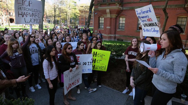 “Vỡ mộng” Harvard: Bệnh thành tích, nạn “cha truyền con nối”, phân biệt giới tính, sinh viên không hẹn hò vì thiếu kỹ năng - Ảnh 1.