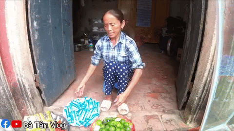 B&agrave; T&acirc;n l&agrave;m tr&agrave; chanh si&ecirc;u to khổng lồ, kh&ocirc;ng qu&ecirc;n dặn ch&aacute;u trai: uống c&aacute;i n&agrave;y l&agrave; phải biết ch&eacute;m gi&oacute; với c&aacute;c bạn g&aacute;i! - Ảnh 1.