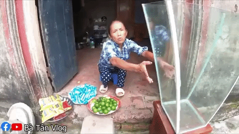 B&agrave; T&acirc;n l&agrave;m tr&agrave; chanh si&ecirc;u to khổng lồ, kh&ocirc;ng qu&ecirc;n dặn ch&aacute;u trai: uống c&aacute;i n&agrave;y l&agrave; phải biết ch&eacute;m gi&oacute; với c&aacute;c bạn g&aacute;i! - Ảnh 2.