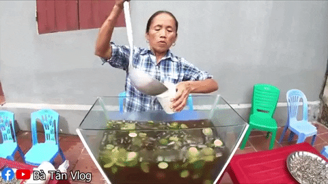 B&agrave; T&acirc;n l&agrave;m tr&agrave; chanh si&ecirc;u to khổng lồ, kh&ocirc;ng qu&ecirc;n dặn ch&aacute;u trai: uống c&aacute;i n&agrave;y l&agrave; phải biết ch&eacute;m gi&oacute; với c&aacute;c bạn g&aacute;i! - Ảnh 5.