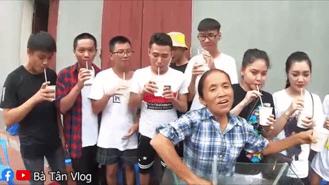B&agrave; T&acirc;n l&agrave;m tr&agrave; chanh si&ecirc;u to khổng lồ, kh&ocirc;ng qu&ecirc;n dặn ch&aacute;u trai: uống c&aacute;i n&agrave;y l&agrave; phải biết ch&eacute;m gi&oacute; với c&aacute;c bạn g&aacute;i! - Ảnh 7.