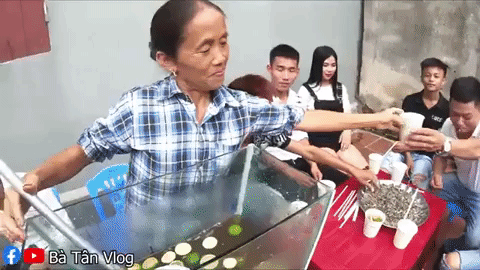 B&agrave; T&acirc;n l&agrave;m tr&agrave; chanh si&ecirc;u to khổng lồ, kh&ocirc;ng qu&ecirc;n dặn ch&aacute;u trai: uống c&aacute;i n&agrave;y l&agrave; phải biết ch&eacute;m gi&oacute; với c&aacute;c bạn g&aacute;i! - Ảnh 6.