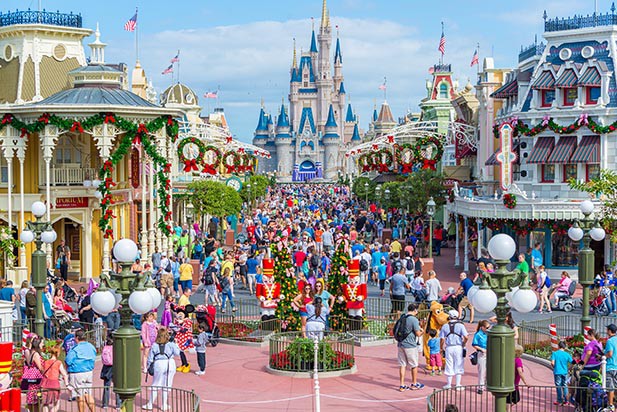 Bất ngờ trước cảnh tượng “vắng như chùa bà đanh” của công viên Disneyland nổi tiếng thế giới, nguyên nhân do đâu? - Ảnh 1.