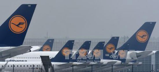 Sơ tán khẩn cấp 130 hành khách trên máy bay của Lufthansa do đe dọa đánh bom - Ảnh 1.