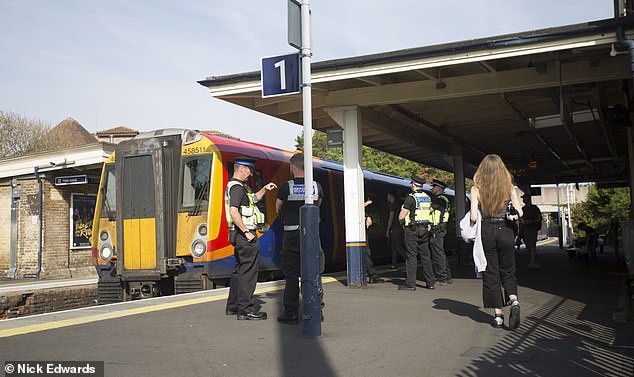 Vụ cậu b&eacute; tự tử trước mặt 50 bạn học: Nh&acirc;n chứng kể lại khoảnh khắc kinh ho&agrave;ng khi t&agrave;u chạy qua, h&eacute; lộ l&yacute; do bị bắt nạt khiến phụ huynh giật m&igrave;nh - Ảnh 3.