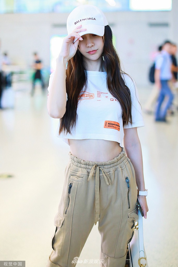 Không thể thua Dương Mịch, Angela Baby lần đầu diện croptop tại sân bay, chính thức nhảy vào cuộc đua khoe eo thon - Ảnh 1. Không thể thua Dương Mịch, Angela Baby lần đầu diện croptop tại sân bay, chính thức nhảy vào cuộc đua khoe eo thon - Ảnh 1.