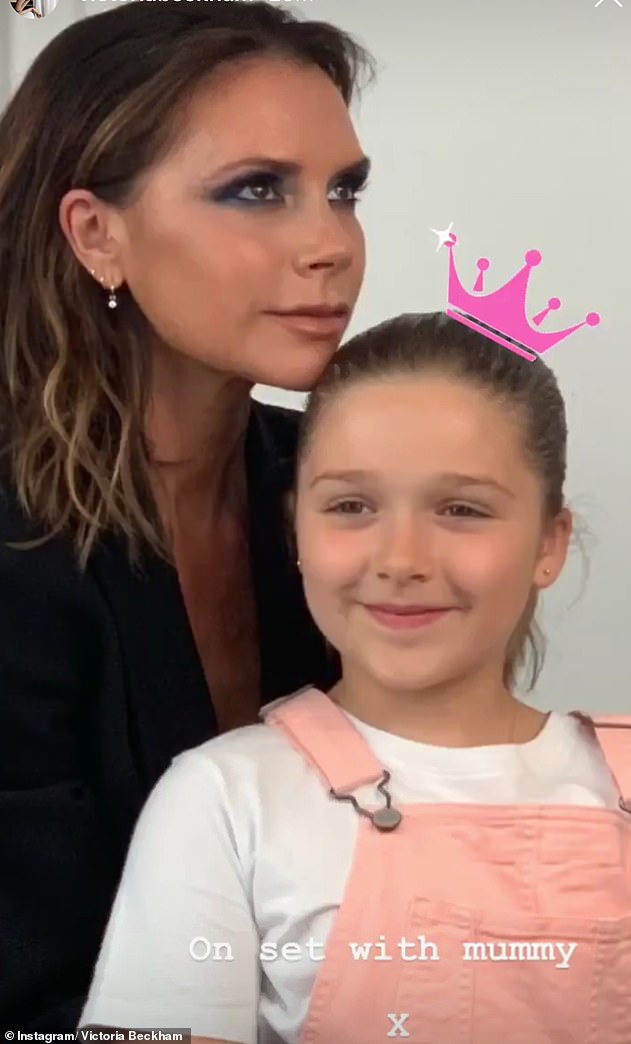 Cùng chup hình đọ sắc bên mèo cưng, ngoại hình của Harper Beckham so với mẹ Victoria đã gây chú ý lớn - Ảnh 3.