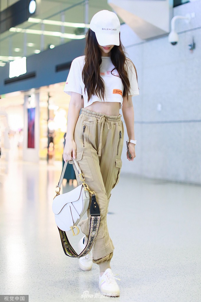 Không thể thua Dương Mịch, Angela Baby lần đầu diện croptop tại sân bay, chính thức nhảy vào cuộc đua khoe eo thon - Ảnh 4. Không thể thua Dương Mịch, Angela Baby lần đầu diện croptop tại sân bay, chính thức nhảy vào cuộc đua khoe eo thon - Ảnh 4.