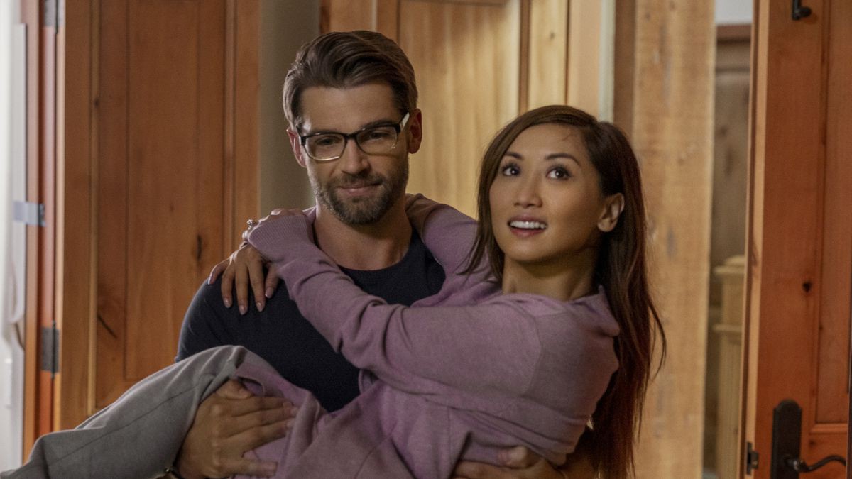 “Secret Obsession”: Bị gã cuồng tình theo đuổi ghê rợn như Brenda Song thì thà “ế” cả đời còn hơn! - Ảnh 2. “Secret Obsession”: Bị gã cuồng tình theo đuổi ghê rợn như Brenda Song thì thà “ế” cả đời còn hơn! - Ảnh 2.