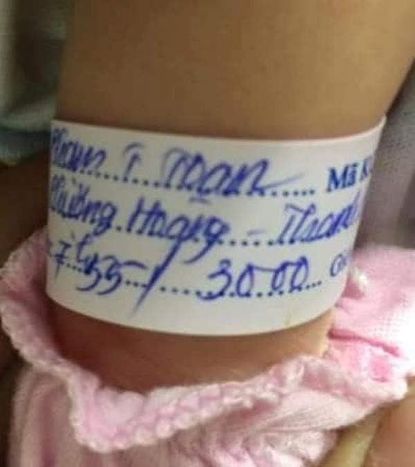 Đi chợ về, 2 người phụ nữ tỉnh Hải Dương phát hiện bé gái sơ sinh bị bỏ rơi - Ảnh 3.