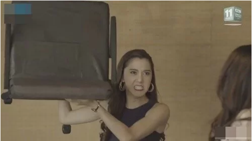 Chặt đuôi tiểu tam như chị Linh (Về Nhà Đi Con) đã ăn thua gì, 4 màn đánh ghen kinh hồn bạt vía phim Thái sau mới sợ! - Ảnh 16. Chặt đuôi tiểu tam như chị Linh (Về Nhà Đi Con) đã ăn thua gì, 4 màn đánh ghen kinh hồn bạt vía phim Thái sau mới sợ! - Ảnh 16.