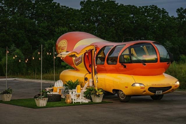 Thuê Airbnb trong một chiếc hotdog 4 bánh, mới nghe đã liên tưởng đến sốt cà chua và mù tạt vàng rồi! - Ảnh 2.