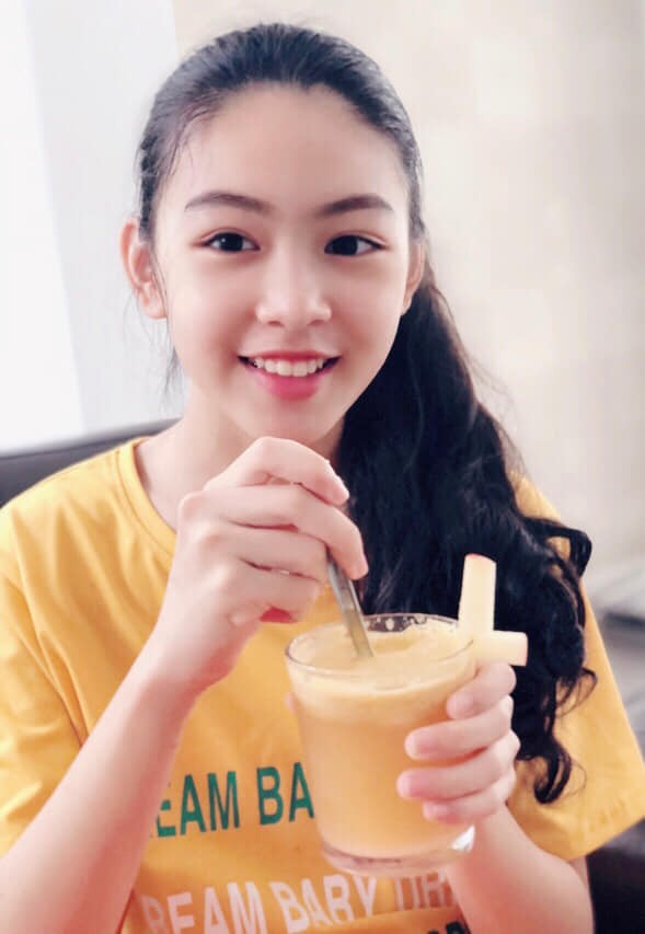 Con gái lớn MC Quyền Linh sớm bộc lộ tố chất beauty blogger với khả năng làm tóc điệu nghệ - Ảnh 1.