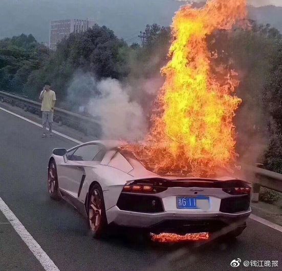 Mượn siêu xe Lamborghini 28 tỷ của bạn đi dự tiệc, chàng trai khóc không ra tiếng khi xe bốc cháy ngay trên đường - Ảnh 4.