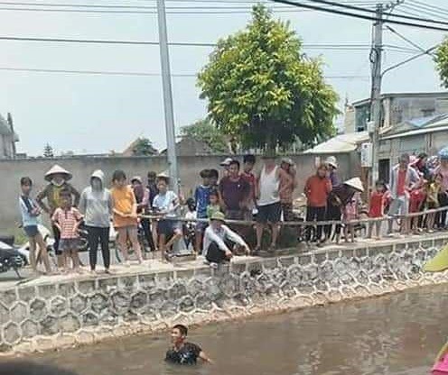 Nam Định: 2 bé trai tử vong do đi xe đạp ngã xuống sông - Ảnh 1.