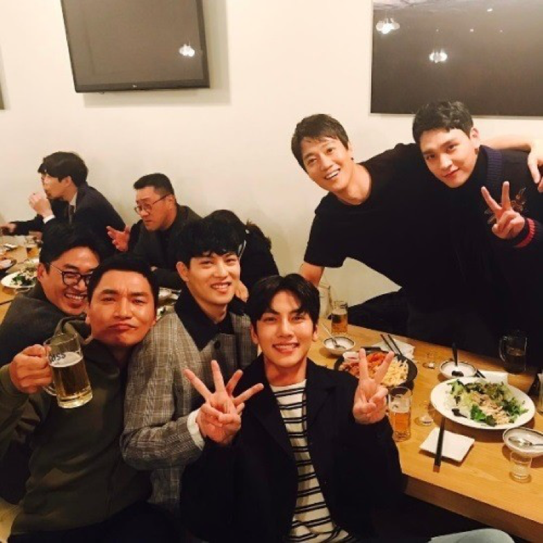 Sao Hàn nằm không cũng dính đạn: Ji Chang Wook thành thế tử hộp đêm, Park Bo Gum không thảm bằng 2 số cuối - Ảnh 7. Sao Hàn nằm không cũng dính đạn: Ji Chang Wook thành thế tử hộp đêm, Park Bo Gum không thảm bằng 2 số cuối - Ảnh 7.