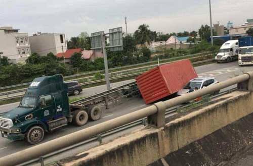 TP.HCM: Thùng container rơi đè trúng ô tô ở Sài Gòn, tài xế hoảng loạn thoát chết trong gang tấc - Ảnh 1.