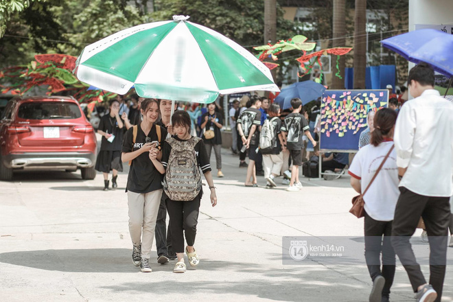 Hình ảnh nam sinh Kiến trúc lấy ô siêu to khổng lồ che nắng cho thí sinh đi thi gây bão mạng vì quá đáng yêu - Ảnh 3.