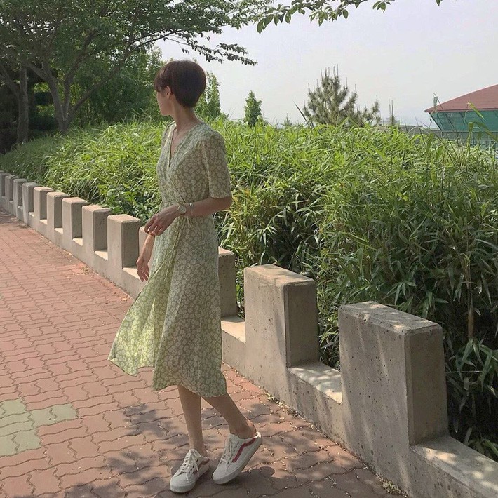 Street style Châu Á: 15 set đồ từ hoa hoét cho đến trơn màu đủ sức cân cả mùa hè 2019 - Ảnh 1.