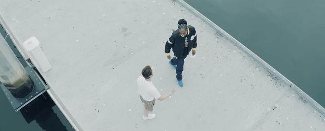 Đừng mua chiếc smartphone được Sơn T&ugrave;ng quảng c&aacute;o trong MV H&atilde;y Trao Cho Anh - Ảnh 1.