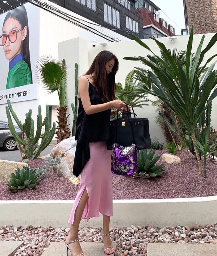 Street style Châu Á: 15 set đồ từ hoa hoét cho đến trơn màu đủ sức cân cả mùa hè 2019 - Ảnh 11. Street style Châu Á: 15 set đồ từ hoa hoét cho đến trơn màu đủ sức cân cả mùa hè 2019 - Ảnh 11.