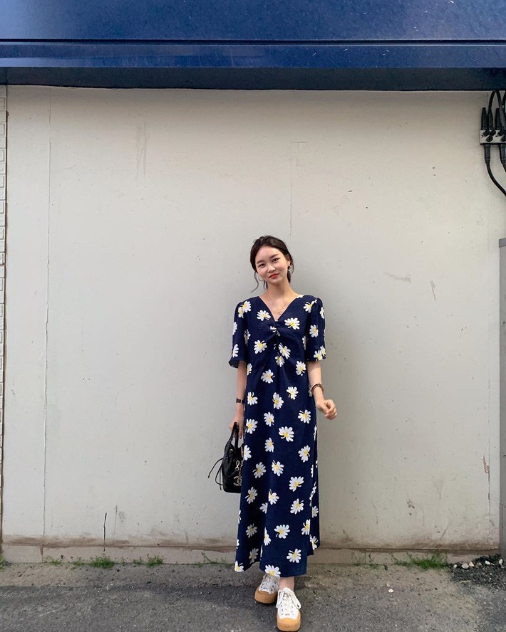 Street style Châu Á: 15 set đồ từ hoa hoét cho đến trơn màu đủ sức cân cả mùa hè 2019 - Ảnh 14.