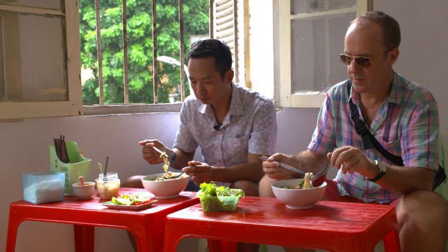 Food tour Hà Nội được báo Anh ca ngợi hết lời, đề xuất không thể bỏ qua bánh canh cá rô, bánh cuốn, cà phê - Ảnh 2.