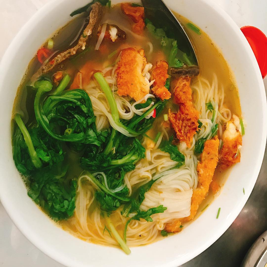 Food tour Hà Nội được báo Anh ca ngợi hết lời, đề xuất không thể bỏ qua bánh canh cá rô, bánh cuốn, cà phê - Ảnh 4.