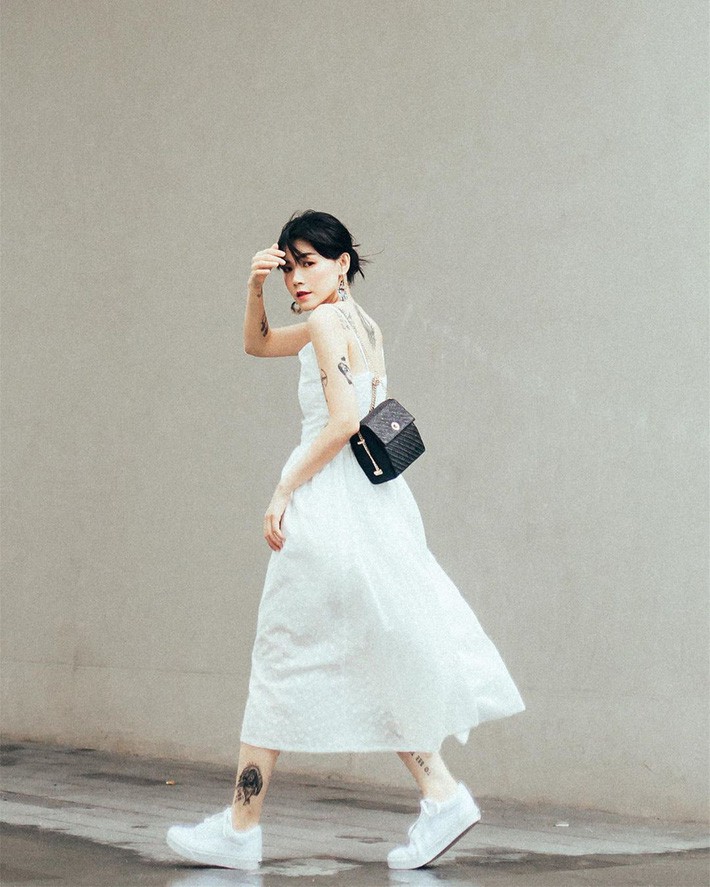 Street style Châu Á: 15 set đồ từ hoa hoét cho đến trơn màu đủ sức cân cả mùa hè 2019 - Ảnh 6. Street style Châu Á: 15 set đồ từ hoa hoét cho đến trơn màu đủ sức cân cả mùa hè 2019 - Ảnh 6.
