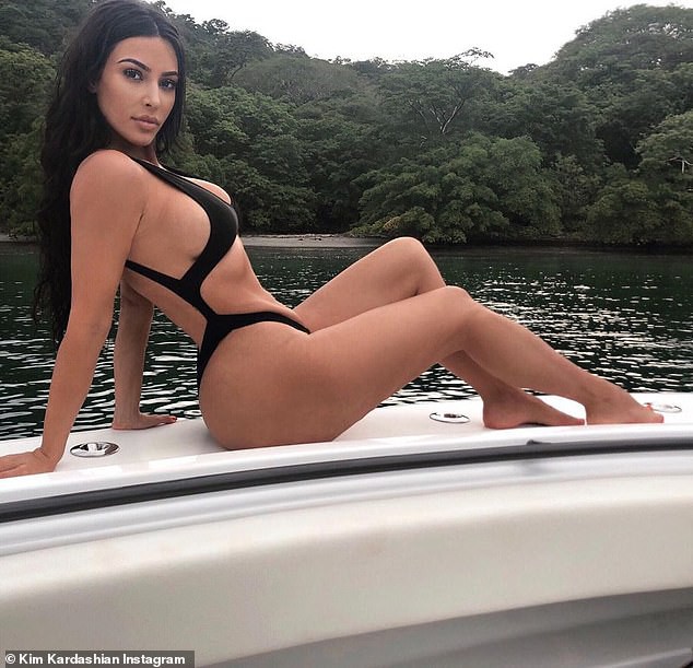 Không kém cạnh chị em Jenner, Kim Kardashian cũng đăng ảnh bikini khoe trọn body bốc lửa ở tuổi U40 - Ảnh 1.