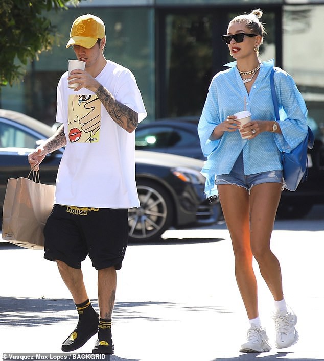 Đôi chân chiếm 2/3 tỷ lệ cơ thể của Hailey Baldwin làm lu mờ cả chồng Justin Bieber đang đứng ngay cạnh - Ảnh 2.