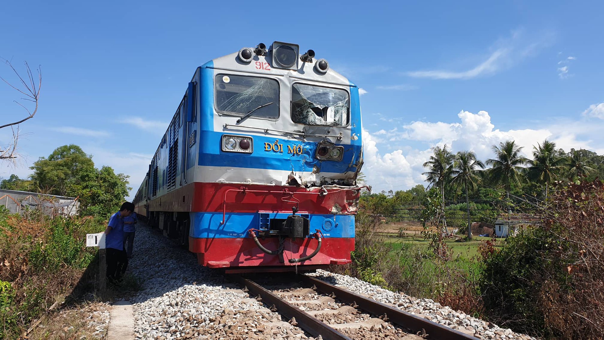 Tàu hỏa tông văng xe tải 10m, tài xế tử vong thương tâm - Ảnh 2. Tàu hỏa tông văng xe tải 10m, tài xế tử vong thương tâm - Ảnh 2.
