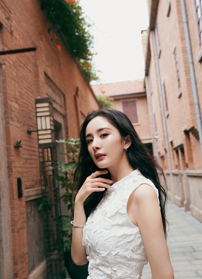 Đệ nhất thiên hạ khoe chân chính là Dương Mịch: Vừa thon vừa dài thế này, 1001 kiểu ảnh sống ảo cũng không đủ - Ảnh 6. Đệ nhất thiên hạ khoe chân chính là Dương Mịch: Vừa thon vừa dài thế này, 1001 kiểu ảnh sống ảo cũng không đủ - Ảnh 6.