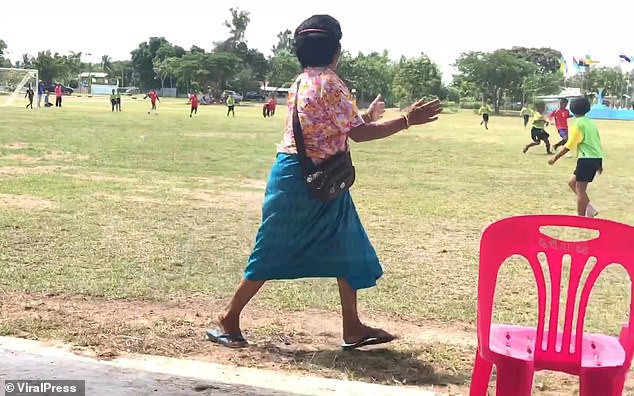 Bà nội chất nhất quả đất: U60 vẫn chạy dọc sân cổ vũ cháu trai đá bóng, nhìn dáng bà mà cư dân mạng không nhịn được cười - Ảnh 5.